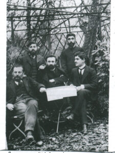 هیئت تحریریه نشریه دروشاک در حیاط نشریه،ژنو 1904م.کریستاپور میکائلیان:نفر اول نشسته از سمت چپ