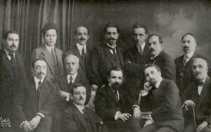 هیئت اعزامی جمهوری اول ارمنستان به کنفرانس صلح پاریس 1919م.آودیس آهارونیان؛نفر سوم نشسته از سمت راست و آرمن گارو:نفر دوم ایستاده از سمت راست