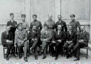 هیئت اعزامی جمهوری اول ارمنستان به قسطنطنیه 1918م آودیس آهارونیان: نفر سوم نشسته از سمت چپ