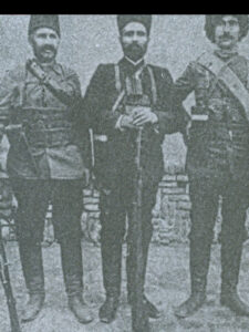 یپرم خان (ایستاده در وسط) به همراه خچو (سمت راست) و کِری (سمت چپ)