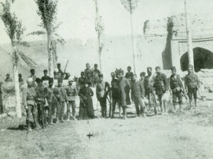 بانو آناهیت (همسر یپرم خان) در کنار گروه رزمندگان تحت فرماندهی یپرم پس از شهادت یپرم خان