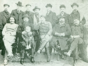 یپرم نفر چهارم نشسته از سمت راست.در جمع شماری از اعضای فدراسیون انقلابی،داشناکسوتیون