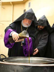 جاثلیق اعظم حوزه کیلیکیه در حین مراسم تهیه میورُن