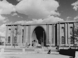 نمای اصلی و جنوبی ساختمان موزه ایران باستان.طراحی از آندره گُدار،معماری فرانسوی،تهران 1936 - 1939م