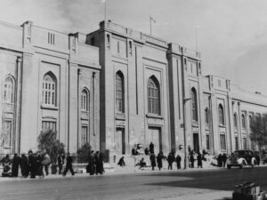 نمای اصلی و جنوبی ساختمان مرکزی پست ایران.طراحی از نیکلای مارکوف،تهران 1934م