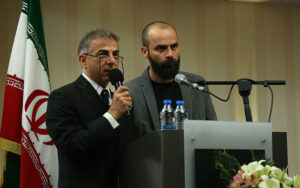 اِرهان اریک (سمت راست)