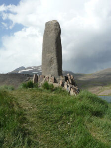 ویشاپاکار در کنار دریاچه کوه آراگاتز