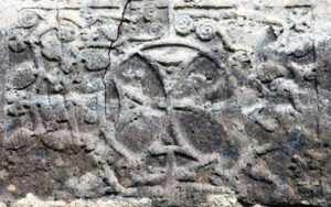 نقش صلیب با پایه کوتاه در کلیسای دزیراناور شهر آشتاراک