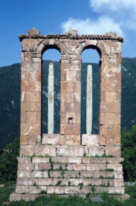 بنای صلیب های ستون دار دیر اودزون