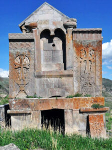 وضعیت قرارگرفتن خاچکارهای دیر تساخاتسکار