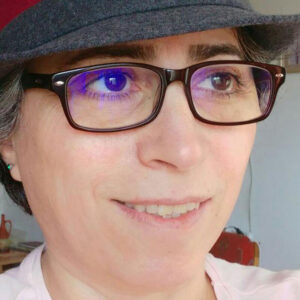 آناهید آباد،کارگردان فیلم یوا