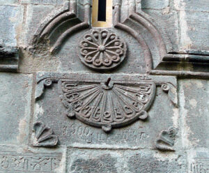 ساعت خورشیدی با تزیینات دیر هاقباد قرن دهم میلادی