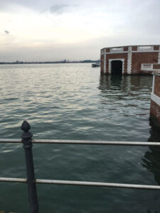 اسکله جزیره سن لازارو همراه با دورنمایی از ونیز عکس از مولف