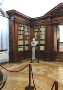 نمایی از کتابخانه دیر سورپ قازار عکس از مولف