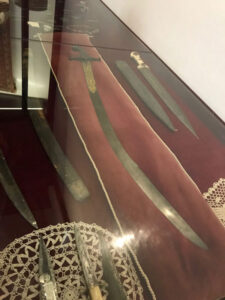 شمشیر و سلاح های جنگی پادشاهان ارمنی کیلیکیه،موزه دیر سورپ قازار عکس از مولف