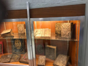 نمونه ای از جلدهای کتب خطی،ماتناداران دیر سورپ قازار عکس از مولف