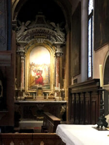 یکی از چند محراب فرعی کلیسا عکس از مولف