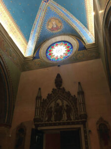 بخش هایی از سقف کلیسا و تزیینات آن عکس از مولف