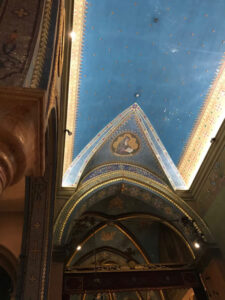 بخش هایی از سقف کلیسا و تزیینات آن عکس از مولف