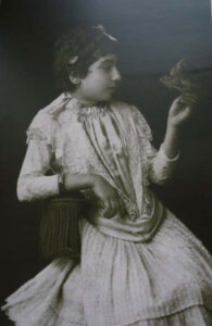 دختری با پرنده،عکس از برادران عبدالله