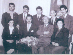 سیمون وراتسیان،نخست وزیر وقت جمهوری ارمنستان،در کنار اعضای هیئت مدیره باشگاه آرارات شعبه تبریز 1335ش/1956م