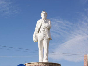 پیکرۀ محمد قاضی در مهاباد