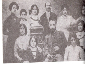 ردیف نخست: رُستوم، نشسته در بین جمعی از آموزگاران و دانش آموزان ارمنی بلغارستان