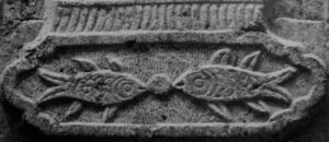 نقش ماهی و یک گل،آرامگاه تخت فولاد اصفهان منبع:اکبر شاهمندی و شهاب شهیدانی، نقش های ماندگار، سیری در آرایه های قبور ارامنۀ ایران(اصفهان:مؤلف،1392)،ص103