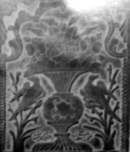 نمونۀ نقش گلدان و پرنده(ترکیب بندی مشابه درخت زندگی، تخت فولاد اصفهان) منبع:شاهمندی و شهیدانی، همان،ص102