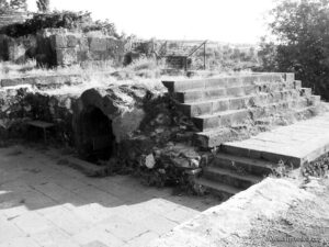 آرامگاه دخمه ای پس از خاک برداری و مرمت سال 1974م