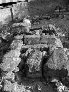 باقی ماندۀ صفحۀ قبر دارای صلیب ستون دار