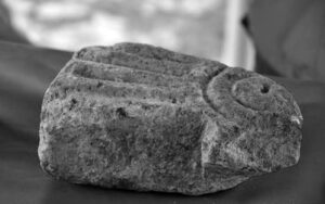 قطعه ای از صلیب سنگی عکس از روبیک میناسیان