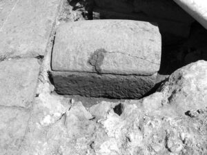 صندوق سنگی محتوی استخوانها