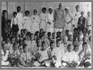 تومانیان و دخترش با جمعی از کودکان یتیم نجات یافته از نژادکشی، اجمیادزین، 1915م