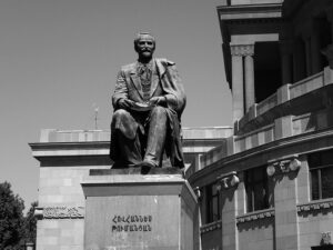 تندیس تومانیان در برابر ساختمان اپرای ایروان