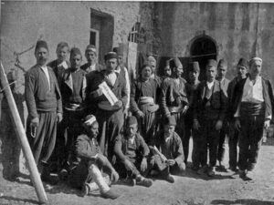 انقلابیان ارمنی شرکت کننده در حمله به بانک عثمانی، پس از پیاده شدن از کشتی ژیروند در بندر مارسی (فرانسه)، 1896م
