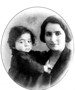 وارطان در نه ماهگی، در آغوش مادرش، شوشانیک