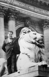 دکتر وارطان گرگوریان در کنار یکی از دو تندیس شیر، در طرفین ورودی کتابخانۀ نیویورک