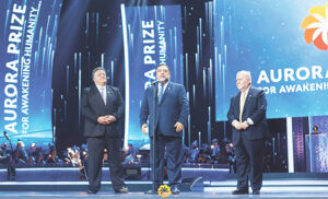 بنیان گذاران برنامۀ انسان دوستانۀآورورا در مراسم اعطای جایزه (از راست) دکتر وارطان گرگوریان، روبن وارطانیان و نوبار آفه یان