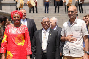 برندگان جایزۀآورورا (از راست) دکتر تام کاتینا (2017م)، کیاو هیا آونگ (2018م) و مارگریت بارانکی تسه (2016م) ‏