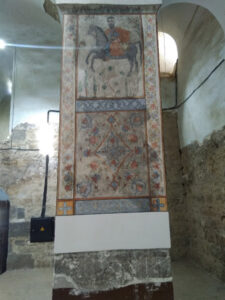 تصویر6: نمای ضلع شرقی ستون چهارم و نقش های بعد از لایه برداری