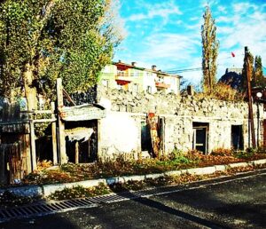 باقی ماندۀ خانۀ پدری چارنتس پیش از فرو پاشی در 26 فوریۀ 2019م، استان قارص ـ ترکیه