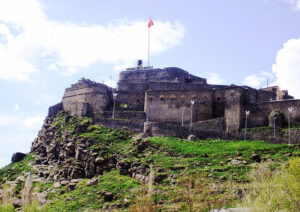 قلعۀ قارص، در زیر سایۀ پرچم ترکیه و عکس آتاتورک، 2018م