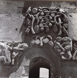 مجموعه ای از حکاکی ها و نقش برجسته های کلیسای سورپ خاچ ‏جزیرۀ آقتامار، نیمۀ نخست سدۀ بیستم میلادی