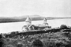 دور نمایی از‎ ‎کلیسای سورپ گئورگ، جزیرۀ لیم، عکس ازیرواند لالایان، 1900 م