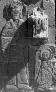 نقش برجستۀ گاگیک آرتزرونی، دیر جزیرۀ آقتامار