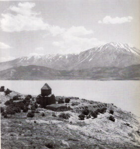 دورنمایی از جزیرۀ آختامار و کلیسای سورپ خاچ، نیمۀ نخست سدۀ بیستم میلادی