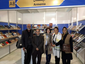 در غرفۀ کتاب ارمنستان. به ترتیب از راست به چپ: خانم سیمین رضوی زاده، همسر دکتر قوام الدین رضوی زاده؛ خانم آشخن شاه نظریان، منشی انجمن نویسندگان ارمنی ایران؛ خانم هاسمیک خچیکیان، نمایندۀ رسمی وزارت فرهنگ جمهوری ارمنستان؛ دکتر قوام الدین رضوی زاده و یکی از اعضای شرکت کننده در مراسم