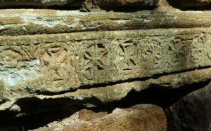 ستون در دیر سرکیس مقدس با نقش صلیب با بازوان مساوی در بولنیس(28)