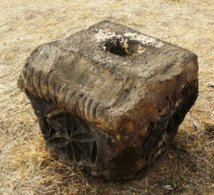 حفرۀ بالای سرستون برای پایه صلیب کلیسای یریروک